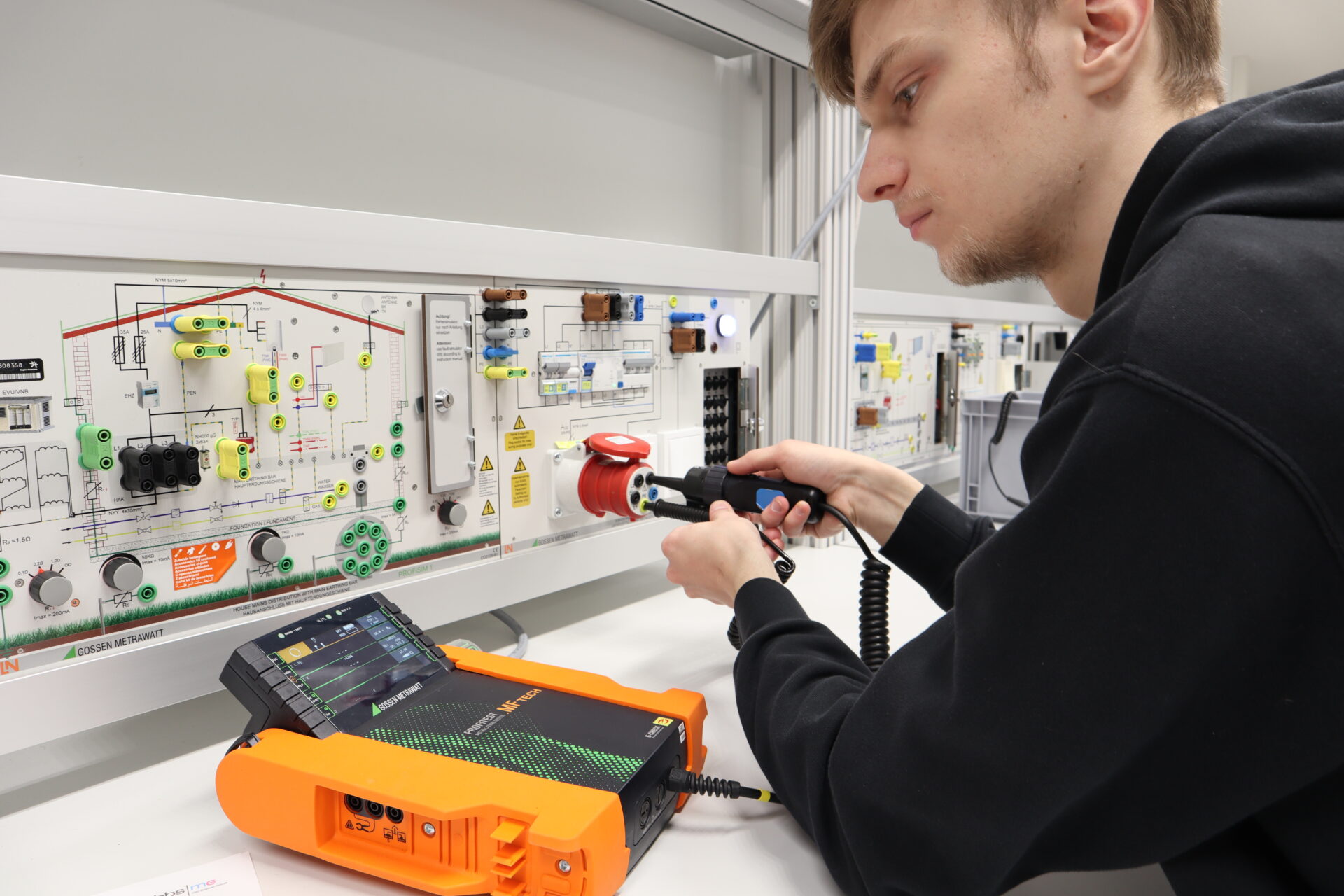 Bild zum Thema: VDE-Modul - 24-Stunden-Kurs im 2. Ausbildungsjahr