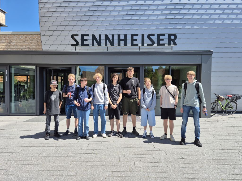 „Hören, wie Qualität entsteht“ – Technikkurs besucht Sennheiser in der Wedemark